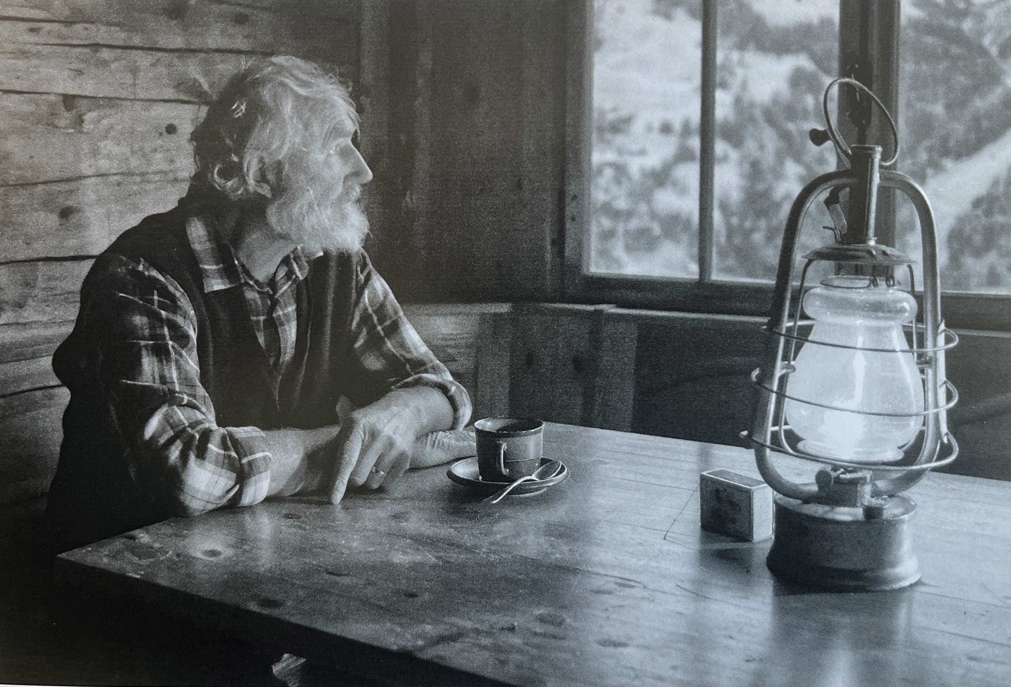 Mann schaut aus dem Fenster